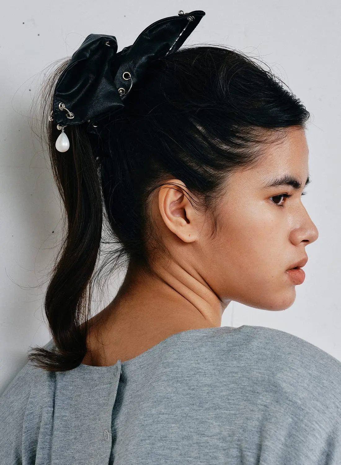 heyep(ヘイップ)Faux Leather Piercing Detail Scrunchie