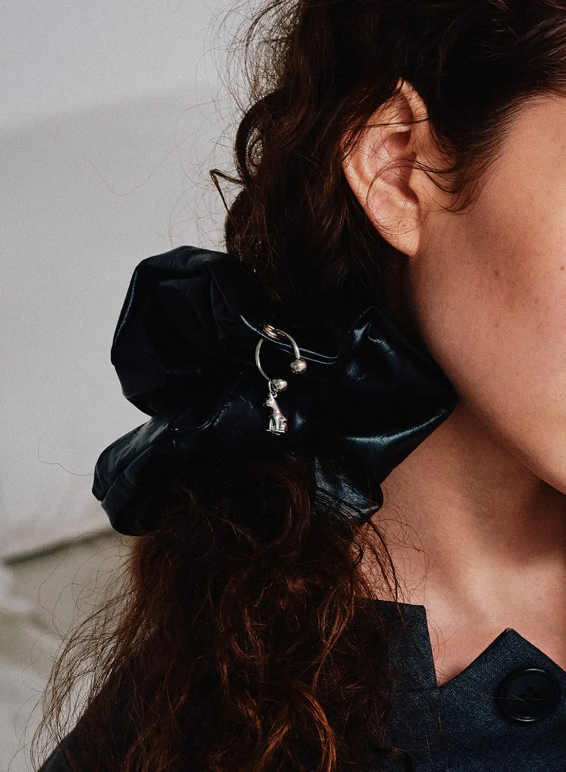 CAT CHARM FAUX LEATHER SCRUNCHIE|キャットチャームフォウレザー